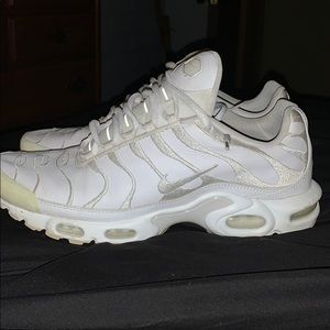 white leather airmax plus